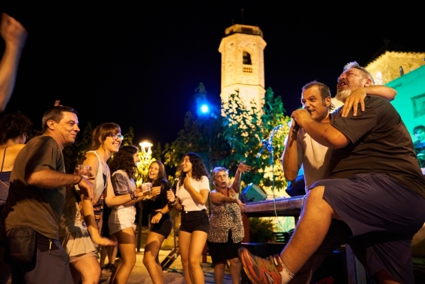 Actuació de Jaume Ibars a la plaça Doctor Rovira. || Q. PASCUAL
