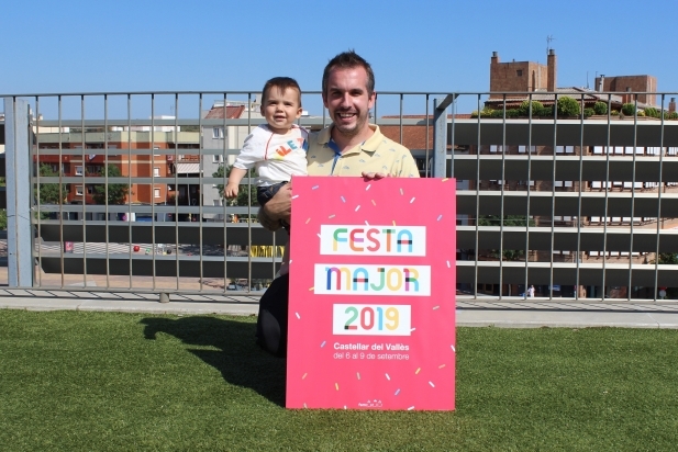 Xavier Miralles amb el seu fill, amb el cartell guanyador. || M. ANTÚNEZ