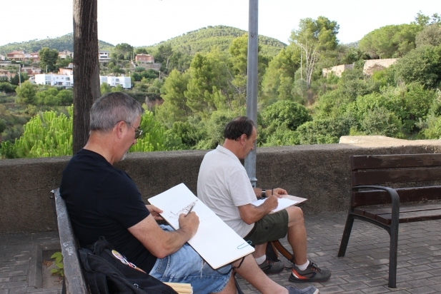 A baix, el Joan i el Toni, al carrer de les Bassetes dibuixant l’església / C. Domene