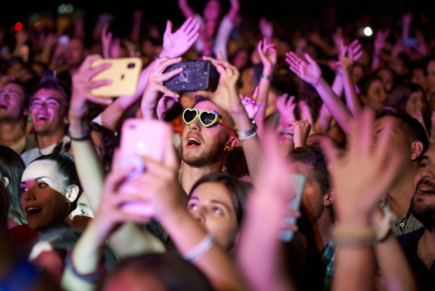 Alguns fans immortalitzaven el moment del concert d'Oques Grasses amb el mòbil. || Q. PASCUAL