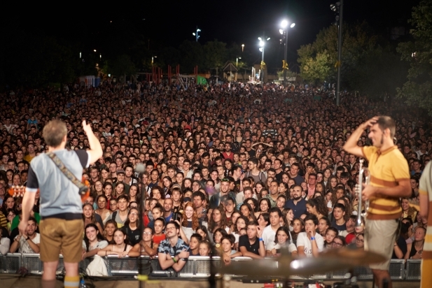 El concert de la gira 'Fans del sol' d'Oques Grasses va deixar el públic captivat. || Q. PASCUAL