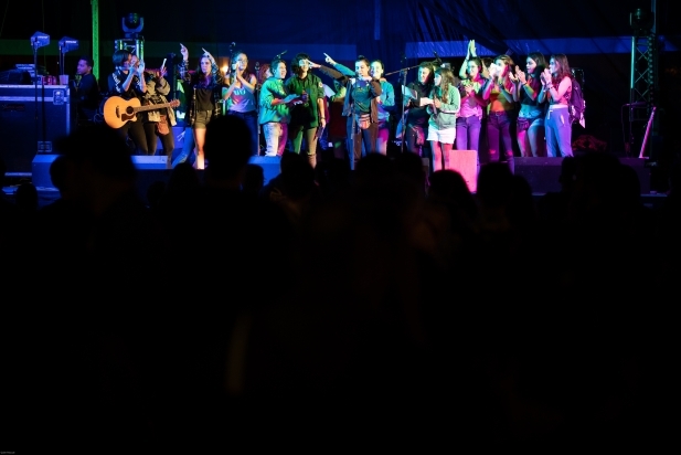 Una vintena de membres de les Carneres recitant els garrotins del manifest. Foto: Q.P.