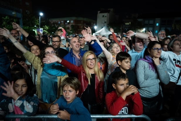 El públic, format per famílies, va gaudir del concert de Joan Rovira. || Q. PASCUAL