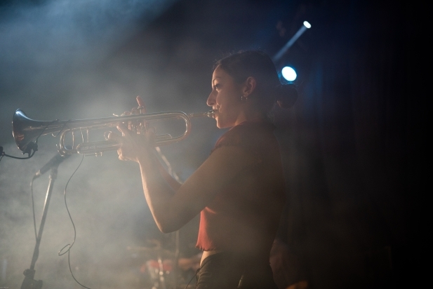 La trompetista va afegir energia musical i escènica durant el concert. || Q. PASCUAL
