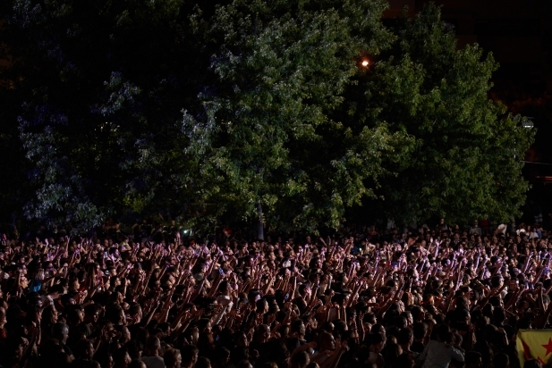 El públic totalment lliurat durant el concert d'Oques Grasses  a la plaça de la Fàbrica Nova