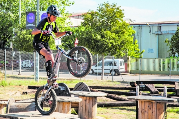 El pilot Dan Rovira practica al circuit de l’Escola de trial ELBIXU durant les portes obertes. 