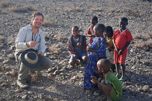 Lluís Gibert amb alguns infants de la tribu Afar. || CEDIDA
