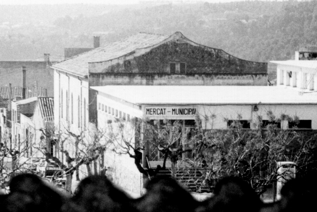 Mercat Municipal, març de 1986. || JORDI GARRÒS ||  FONS: CENTRE D'ESTUDIS DE CASTELLAR - ARXIU D'HISTÒRIA