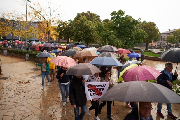 Els manifestant, durant el recorregut passen per la plaça Major sota la pluja. Q. Pascual