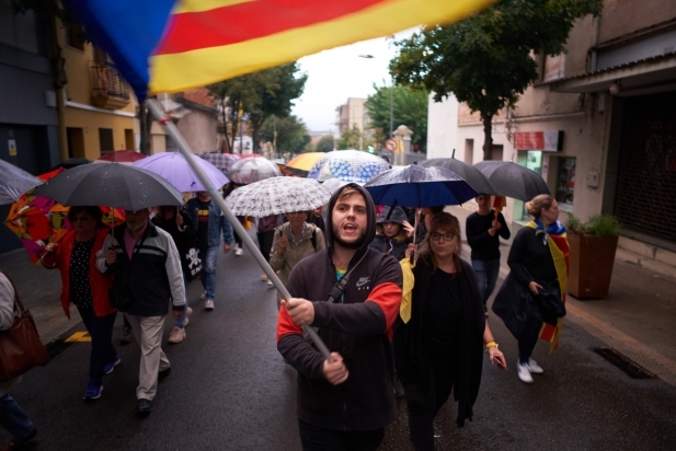 Un dels manifestant durant la marxa amb una estelada. Q. Pascual