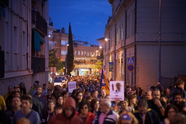 Nombrosos manifestants marxant cap el Palau Tolrà. Q. Pascual