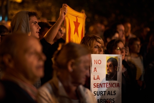 Manifestants a la concentració final al Palau Tolrà. Q. Pascual