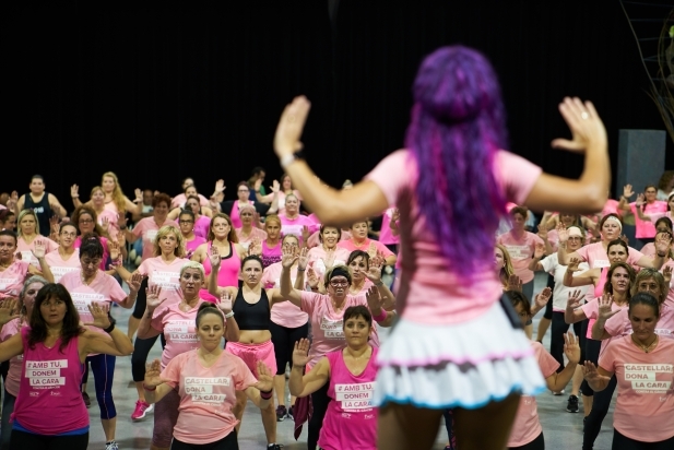 La monitora Núria Estrada, d'esquenes, dirigint la sessió de zumba. Q. Pascual