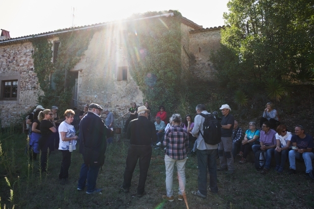 Un moment del recital poètic a la zona de Can Juliana. Q. Pascual