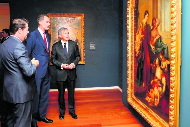 El comissari de l’exposició, Javier Barón, mostra un dels quadres a Felip VI, acompanyat pel president de la Fundació, Fernando Masaveu / Casa de S.M. el Rey