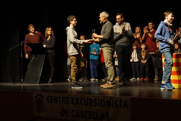 El president del CEC i l'alcalde de Castellar, durant l'entrega de premis de la 58a Marxa Infantil de Regularitat. || F. VILACLARA