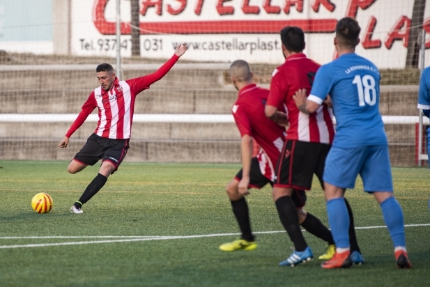 'Rodri' xuta una falta en la primera part.