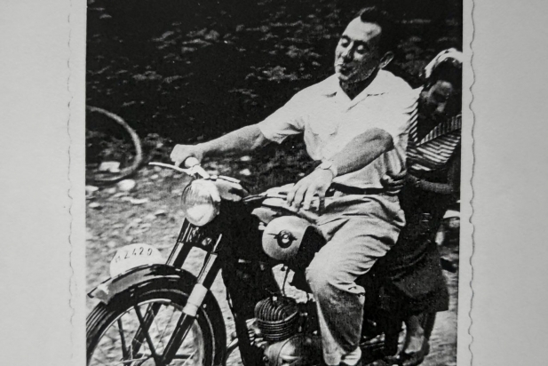 Josep Pujol en una imatge de joventut amb una moto