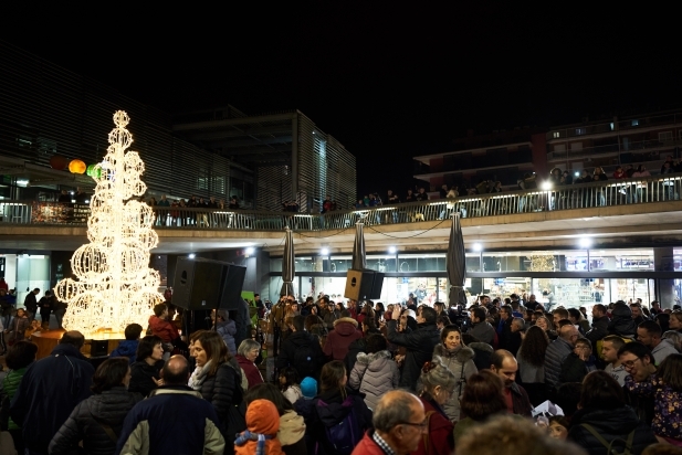 Més de 300 persones s’han aplegat a la plaça per viure en directe l’encesa dels llums de Nadal / Q. Pascual