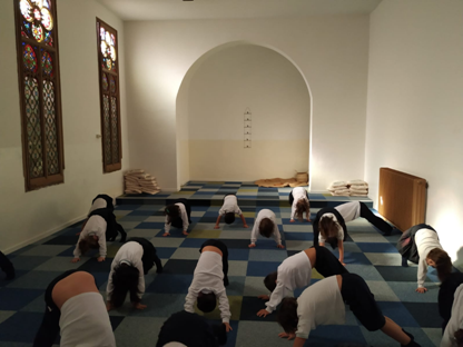 Els alumnes fent relaxació a l'antiga capella