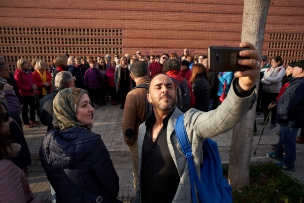 Dos membres de la delegació del Marroc es fan un 'selfie' al CAP abans de la sortida de l’activitat Caminada Saludable
