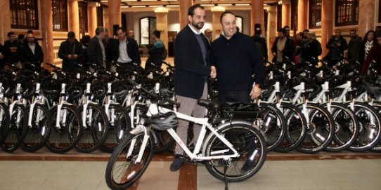 El regidor d’Espai Públic i Manteniment, Pepe Leiva, rep una de les bicicletes