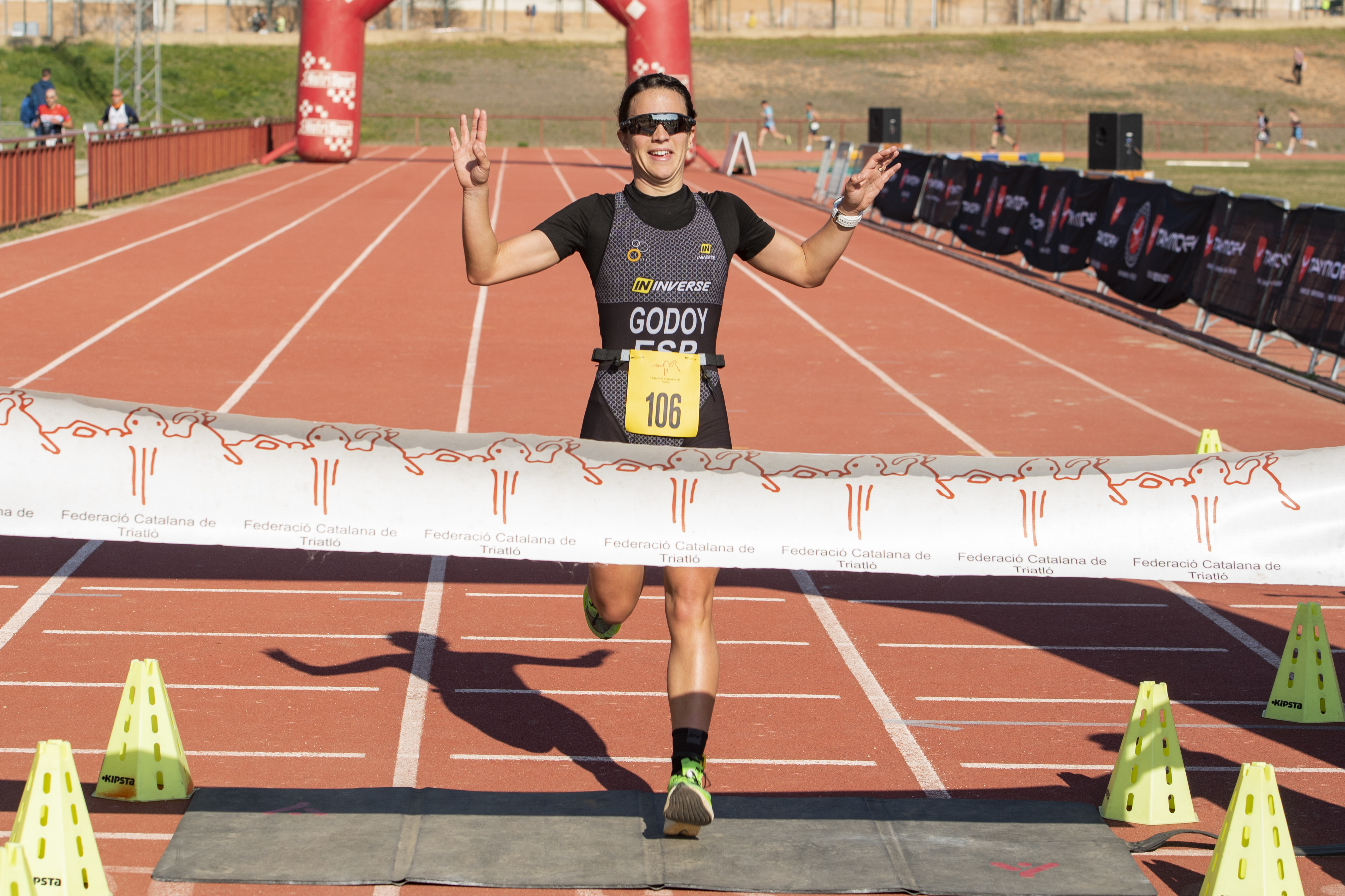 Anna Godoy creua la línia de meta com a guanyadora del IV Duatló de Castellar.