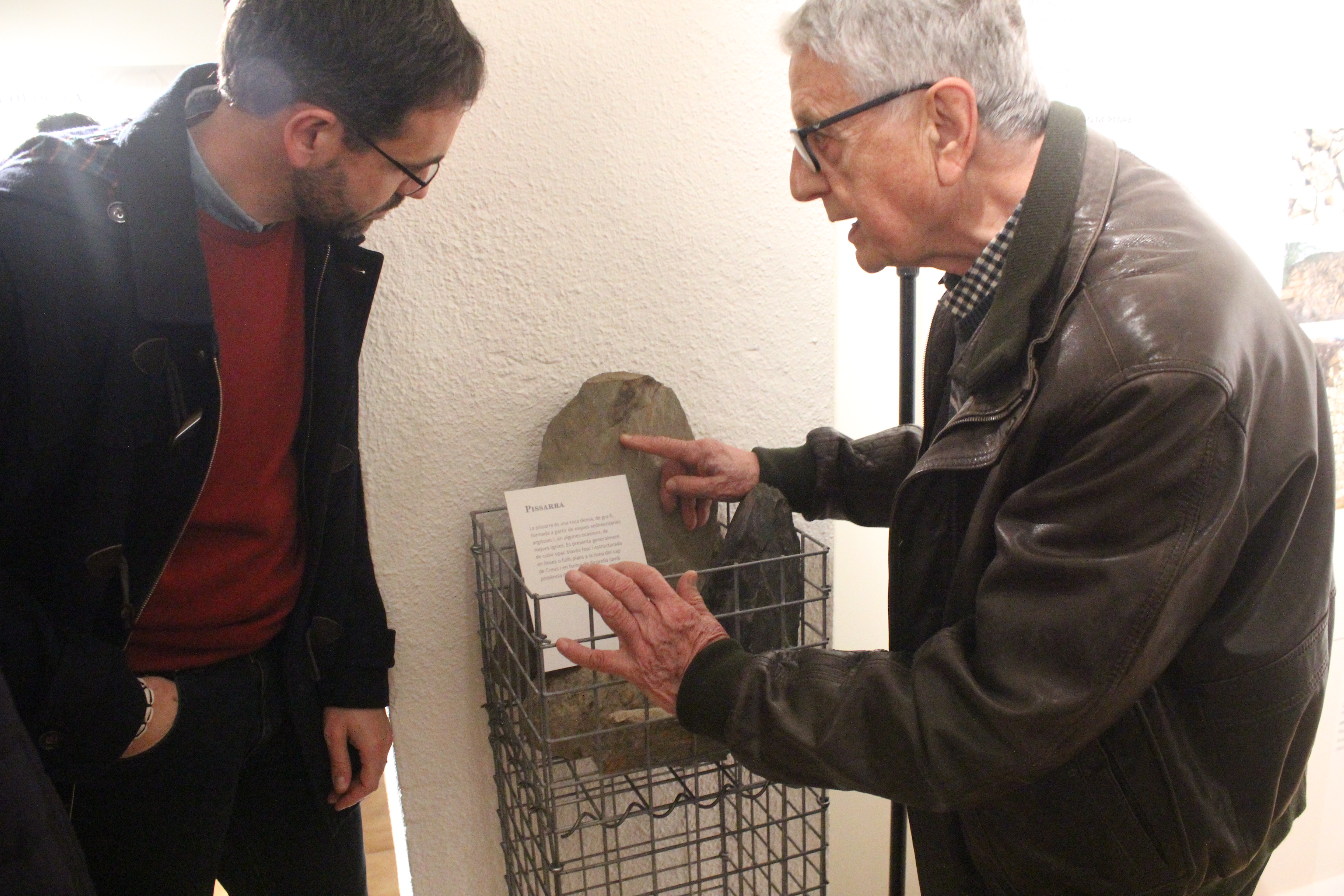 L'alcalde Ignasi Giménez, a l'esquerra, observa una de les pedres que s'utilitzen per fer construccions. || I. VIZUETE
