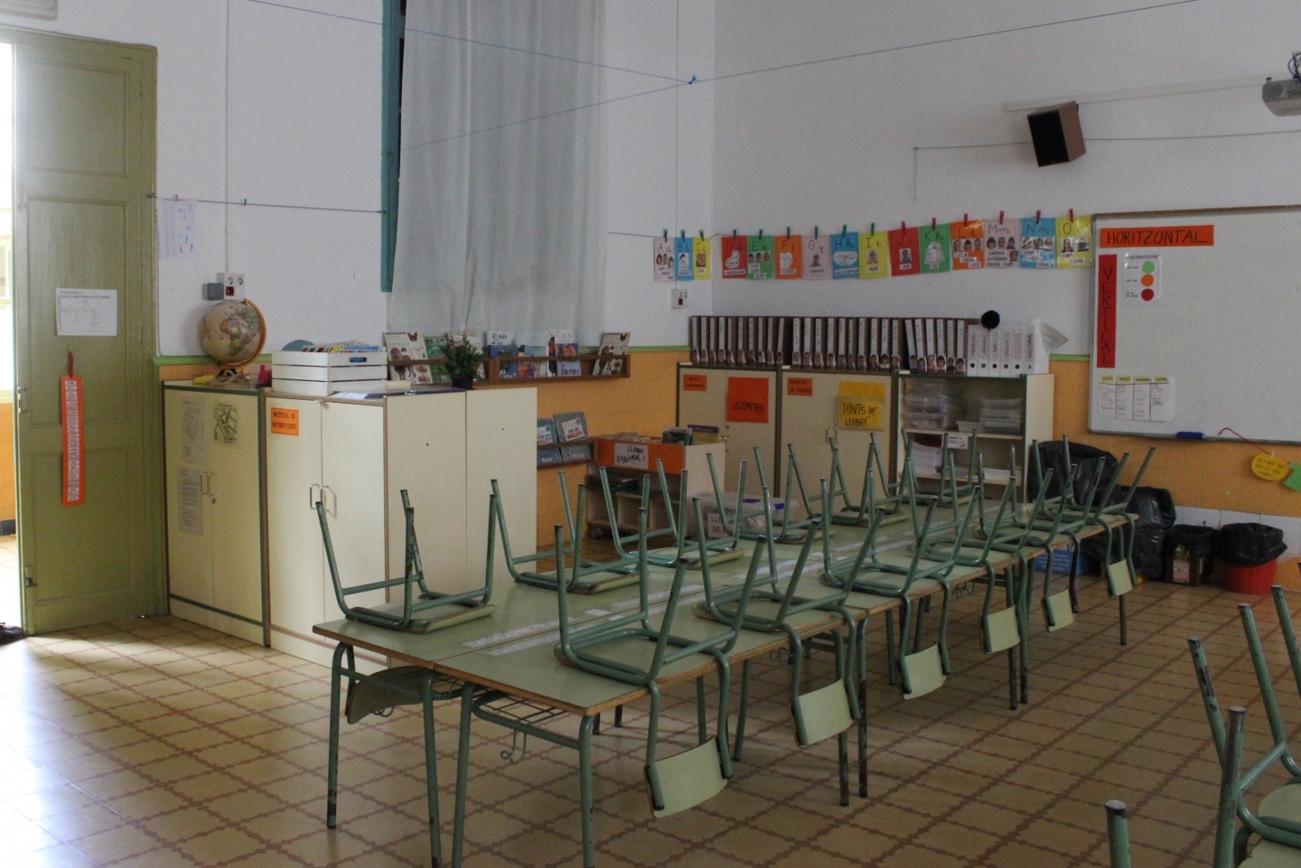 Una aula buida de l'escola Emili Carles-Tolrà. Arxiu_1440x961