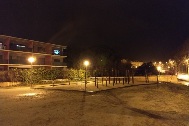 Parc de barres on castellarencs musculats se sotmeten a entrenaments estoics, sobretot abans que arribi l'estiu - G.P