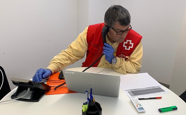 Els voluntaris fan rondes de trucades periòdicament a persones grans / Cedida