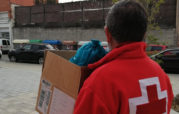 Una de les tasques que fa Creu Roja és el repartiment de medicaments que provenen del Taulí / Cedida