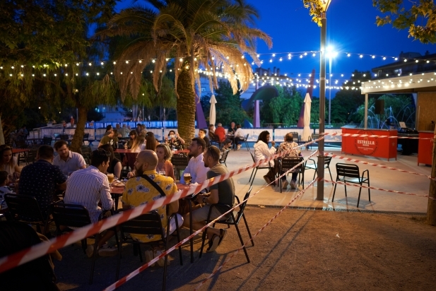 Alguns castellarencs van decidir celebrar la revetlla fent un sopar a l'aire lliure, com és el cas del bar de La Balena de la plaça Catalunya