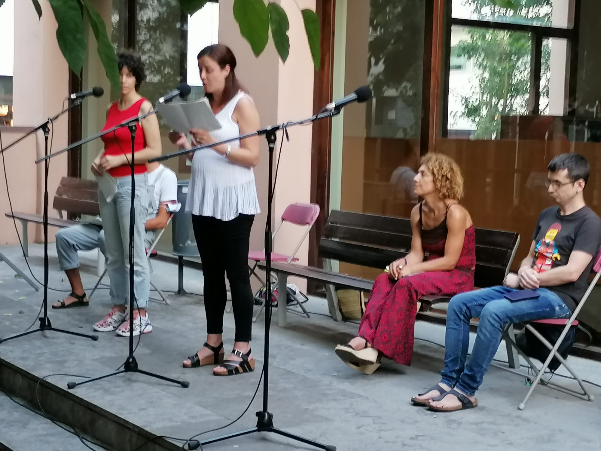Sara Schkot i Clara Sellés llegeixen un dels textos, en un moment de l'espectacle. ||BIBLIOTECA