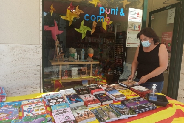 La llibreria Punt & Coma han exposat diferents llibres en una parada al carrer / C. D.