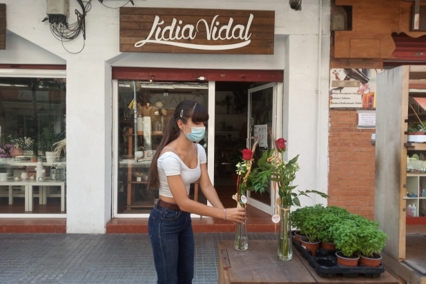 La floristeria Lídia Vidal ha ofert diferents roses i rams per celebrar la segona versió del Sant Jordi d’aquest any / C. D. 
