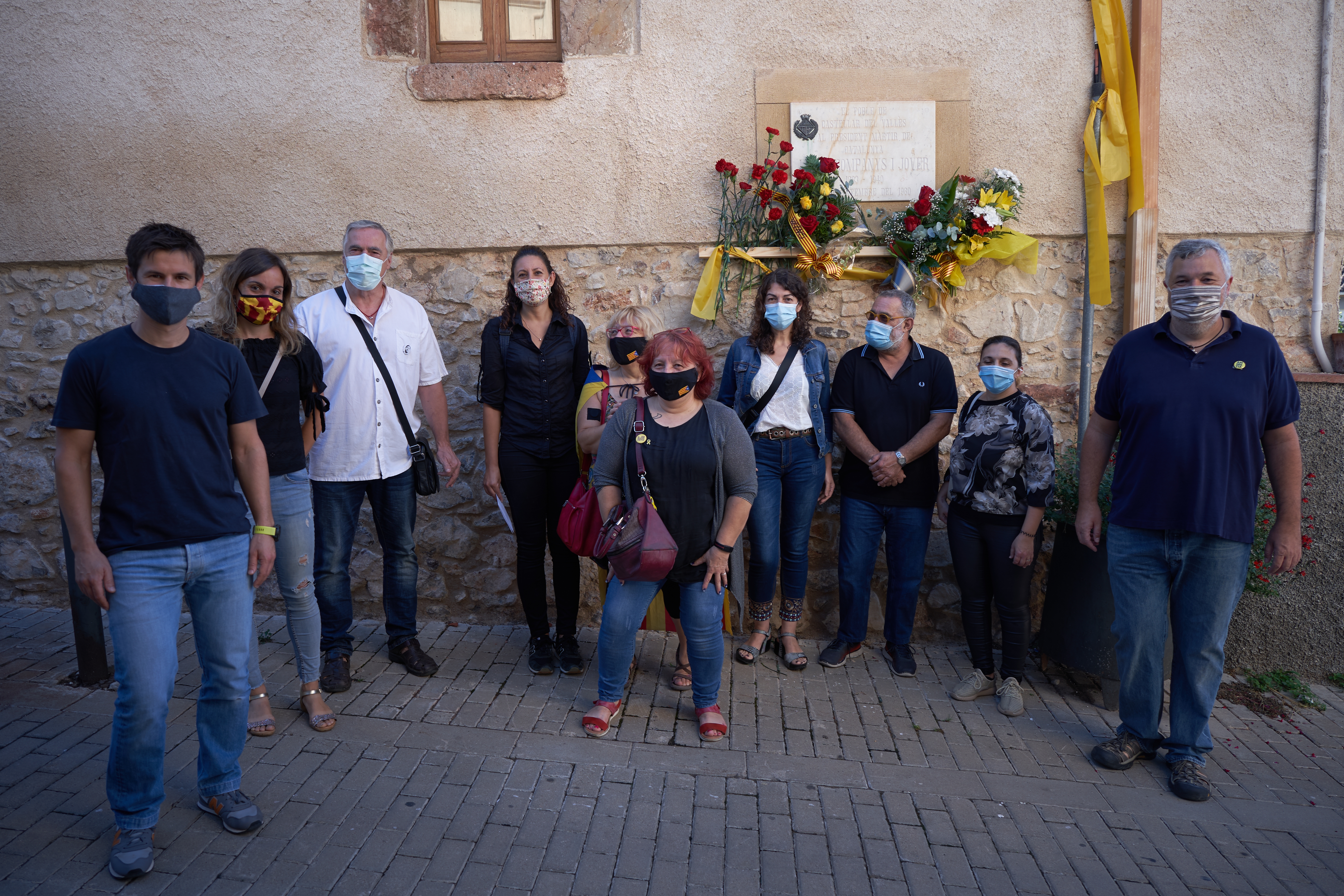 Membres d'ERC i del grup municipal després de l'ofrena floral a Cal Targa || Q. Pascual