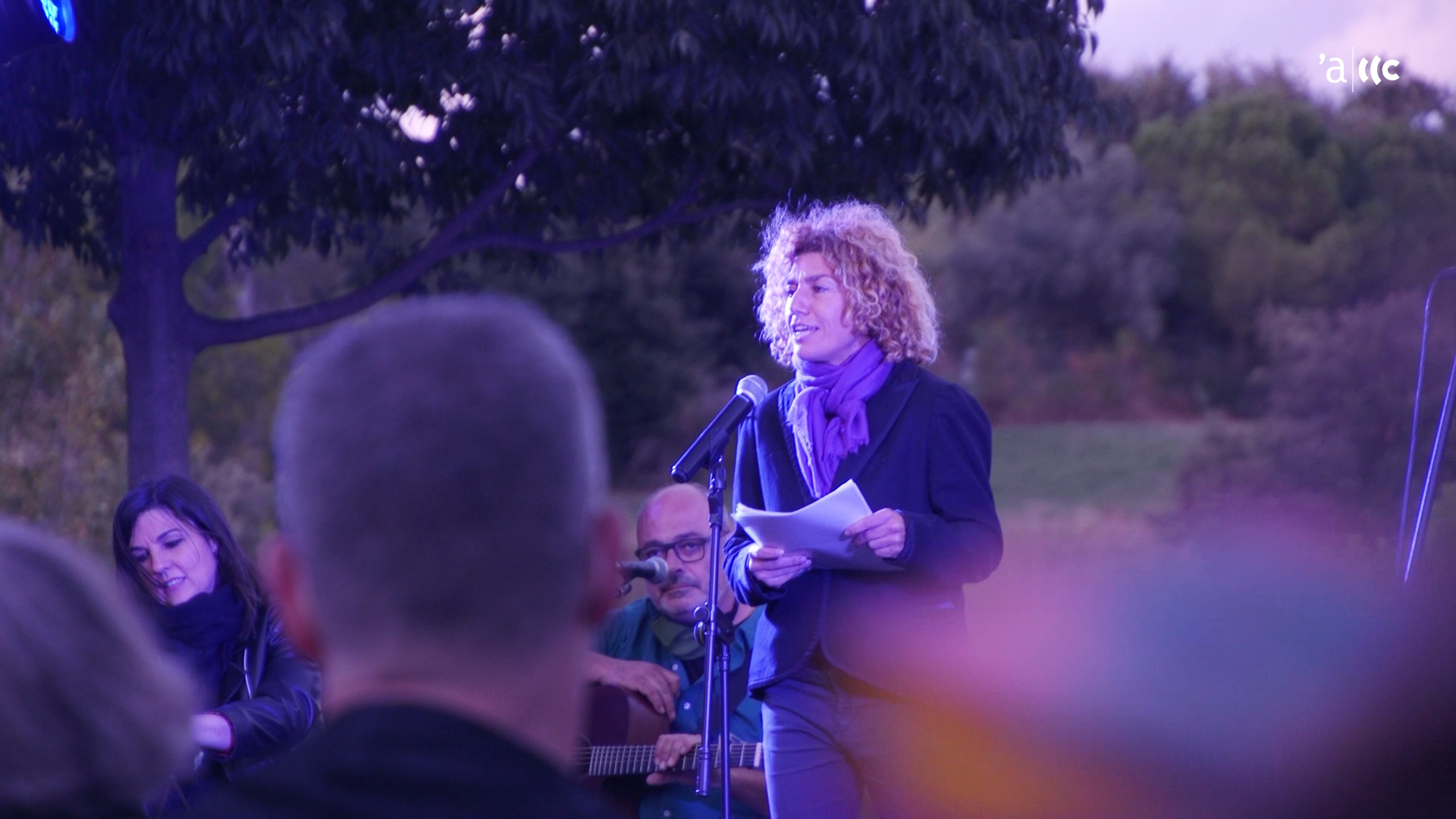 Marina Antúnez, coordinadora de l'activitat 'De veu i vi', presentava l'activitat al Parc de Colobrers. ||C. D.