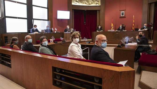 Una imatge del judici per desobediència de la Mesa del Parlament. A la dret, Lluís Corominas