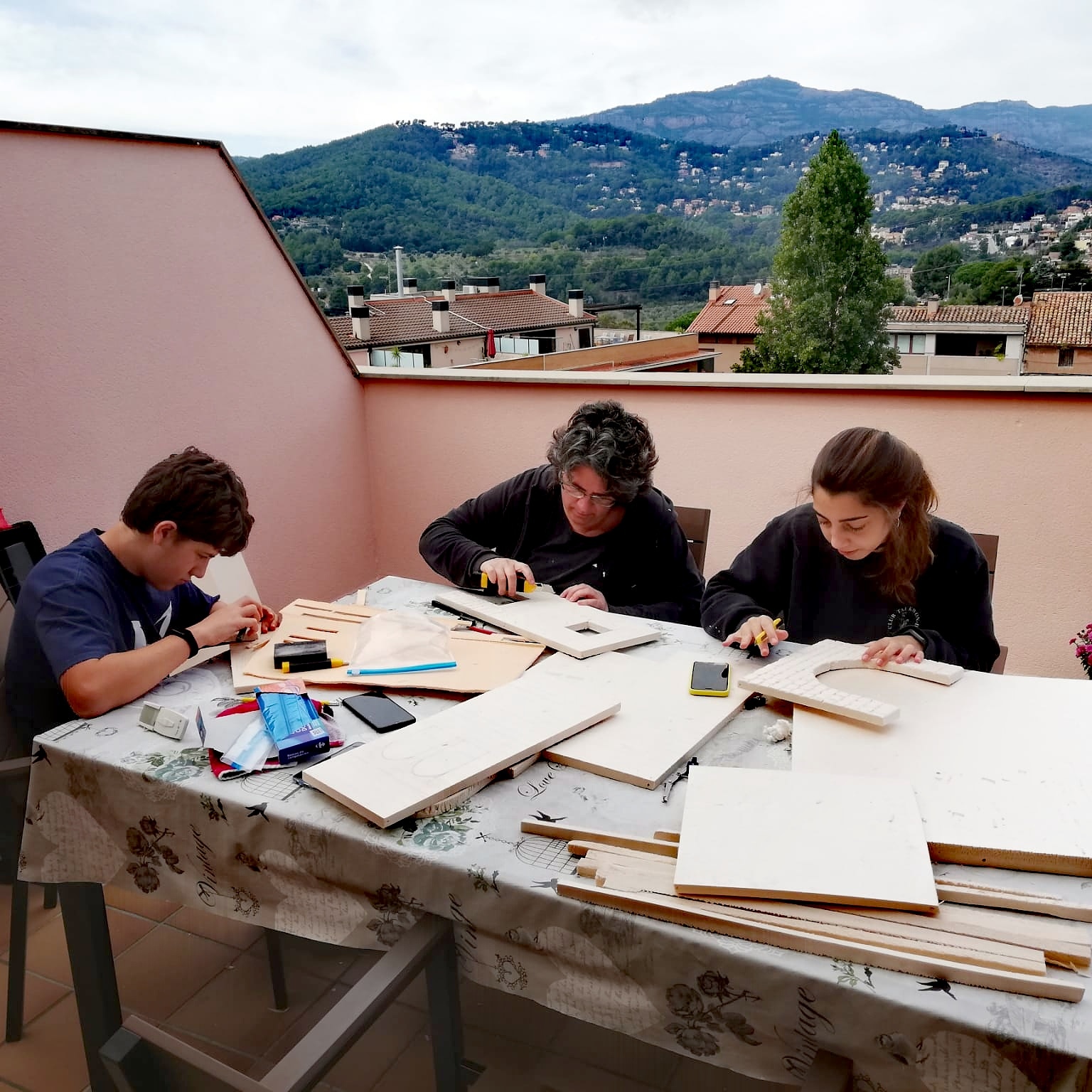 Els joves del taller de pessebres avancen la feina pessebrística també des de la terrassa. || PESSEBRES CASTELLAR