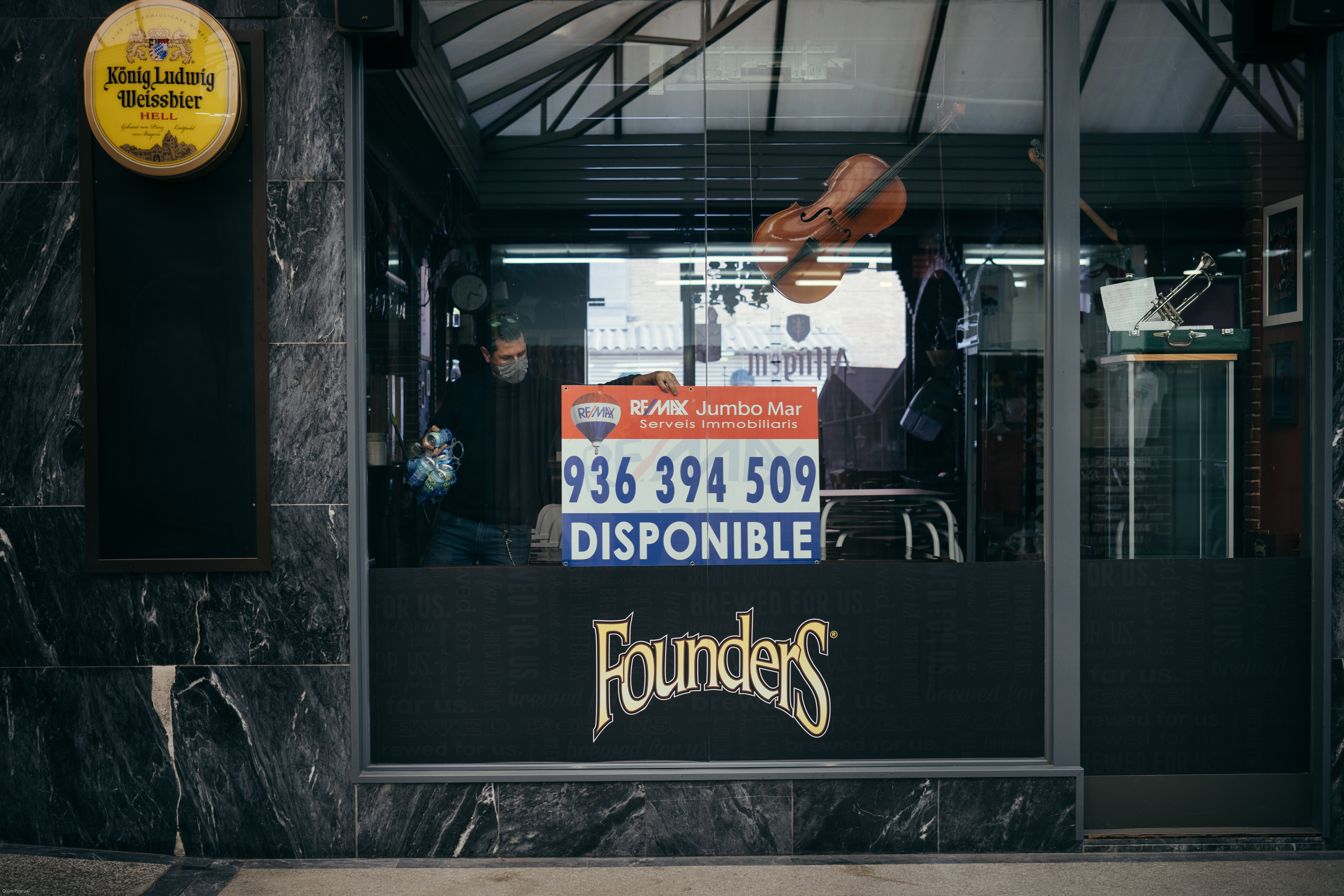 El responsable del bar Califòrnia posa el cartell de local disponible a l’entrada del seu local, que s’ha vist obligar a tancar a causa de la manca de viabilitat econòmica per les restriccions de la pandèmia. || Q. Pascual