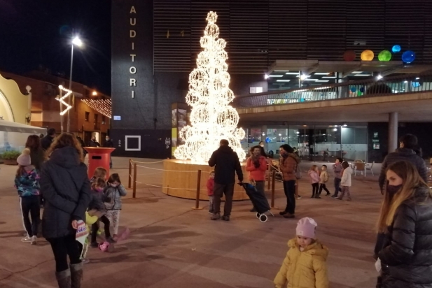 L'arbre d'esferes lumíniques de 5 metres d'alçada de la plaça del Mercat amb una bústia per a dipositar la carta per als Reis