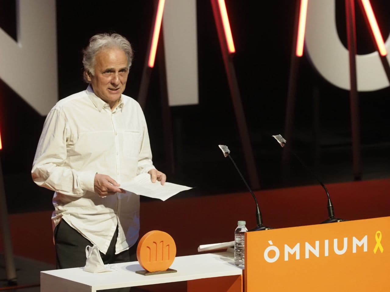 Miquel Desclot recull el 61 Premi Carles Riba de poesia de mà d'Òmnium Cultural. || ÒMNIUM CULTURAL