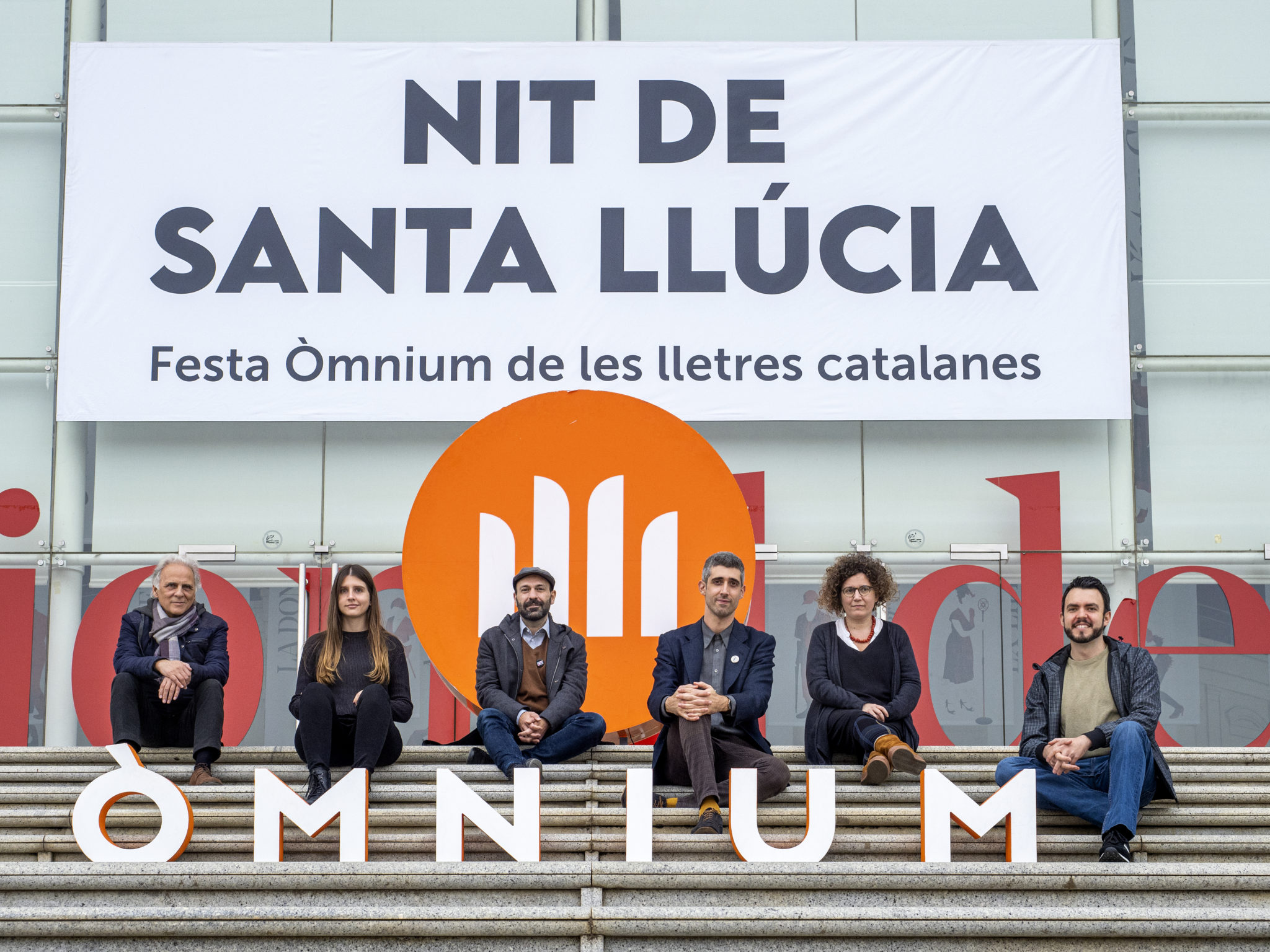 Miquel Desclot, a l'esquerra, al costat dels altres guardonats als premis Nit de Santa Llúcia. Al centre, Marcel Mauri, vicepresident d'Òmnium Cultural. || ÒMNIUM CULTURAL
