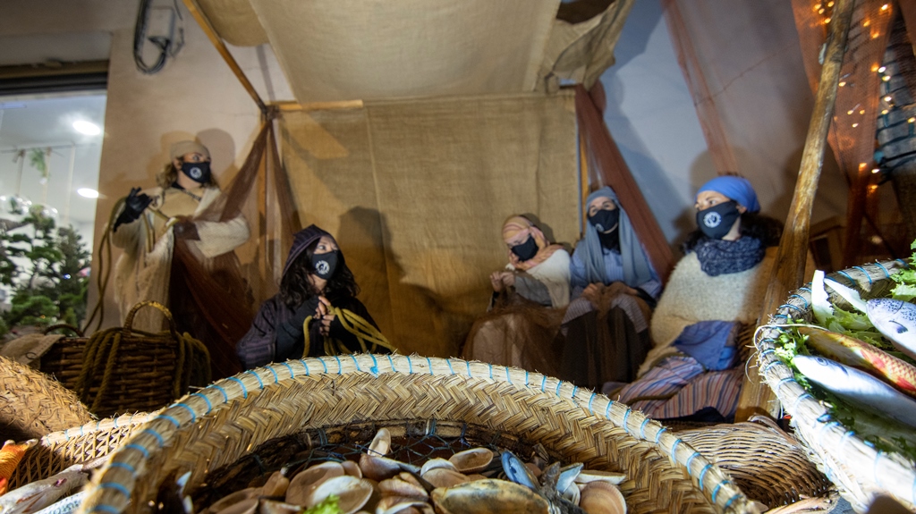 Les peixateres sargeixen les xarxes davant del pessebre El far al carrer Montcada / C. Díaz