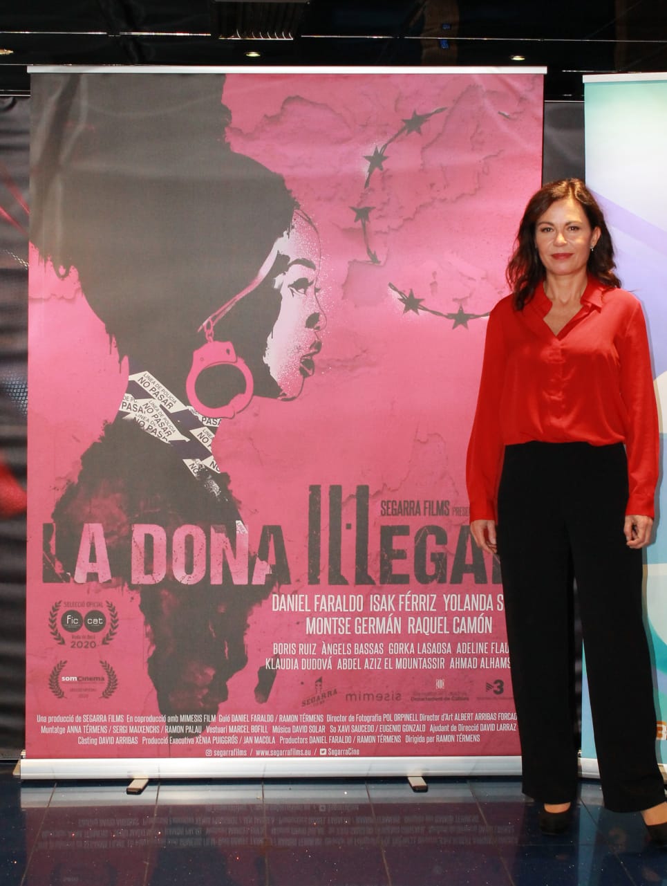 Montse Germán amb el cartell de 'La dona il·legal'. SEGARRA FILMS
