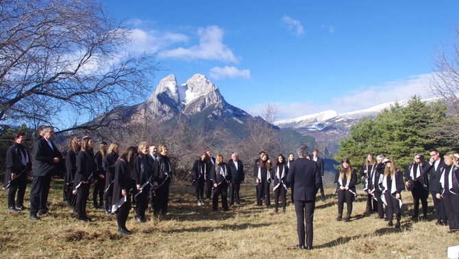 Moment de la gravació de 'El pessebre' de Pau Casals. Al fons, el Pedraforca. || CCMA