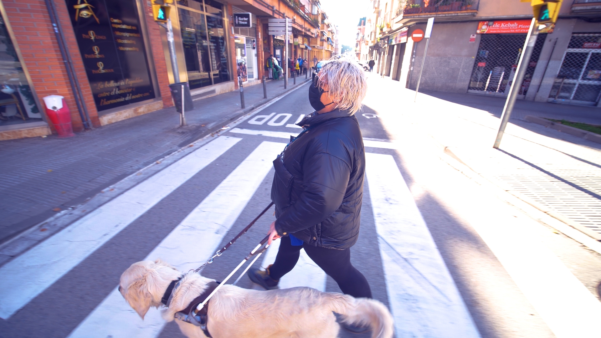 Pamela Díaz travessa amb el seu gos pigall el semàfor sonor del carrer Sant Pere Ullastre / C. Díaz