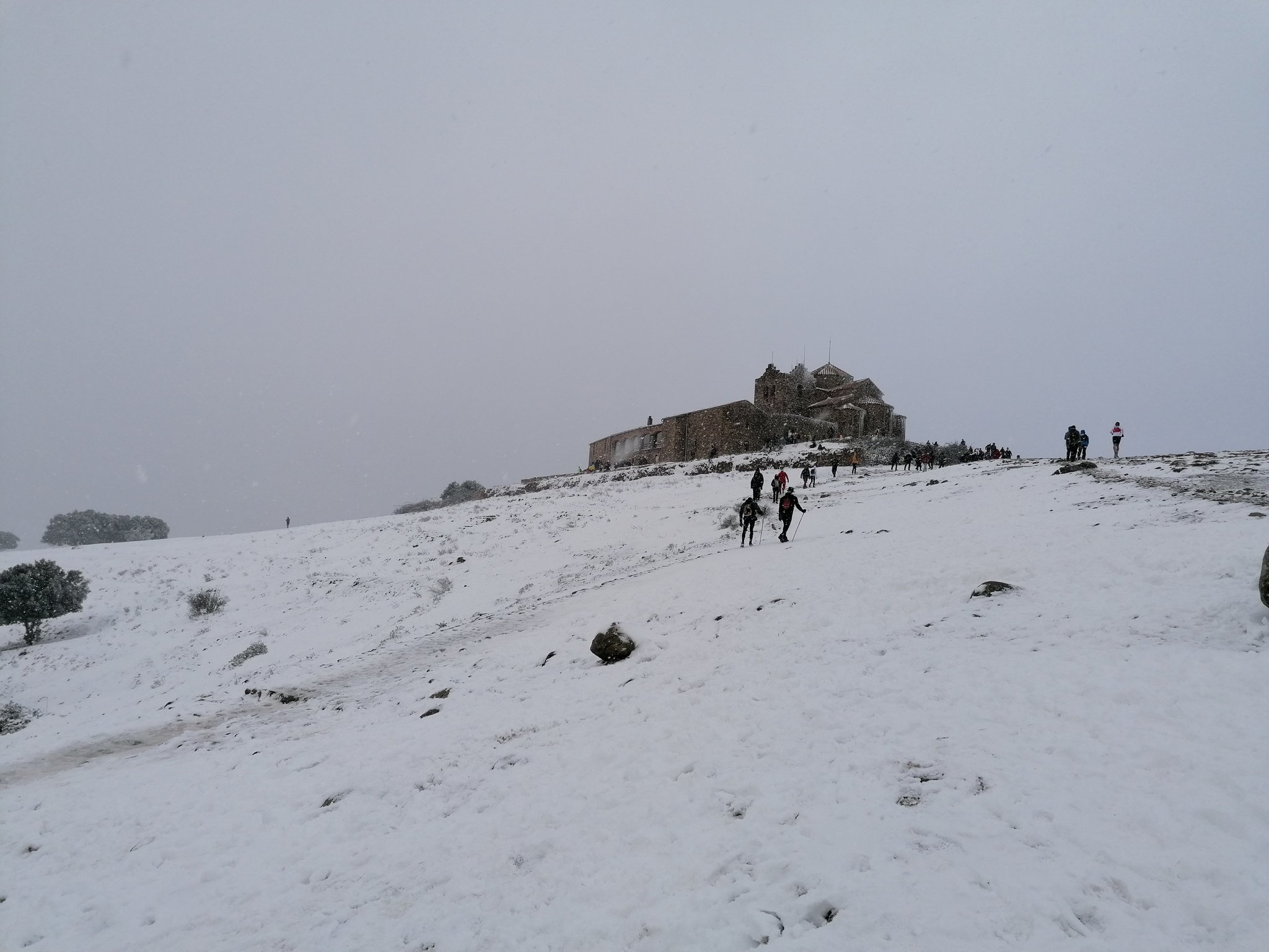 Molts castellarencs i castellarenques van aprofitar per gaudir de La Mola nevada / Óscar Moreno