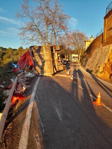 Imatge del camió bolcat a la C-1415a a l'alçada de Can Riera